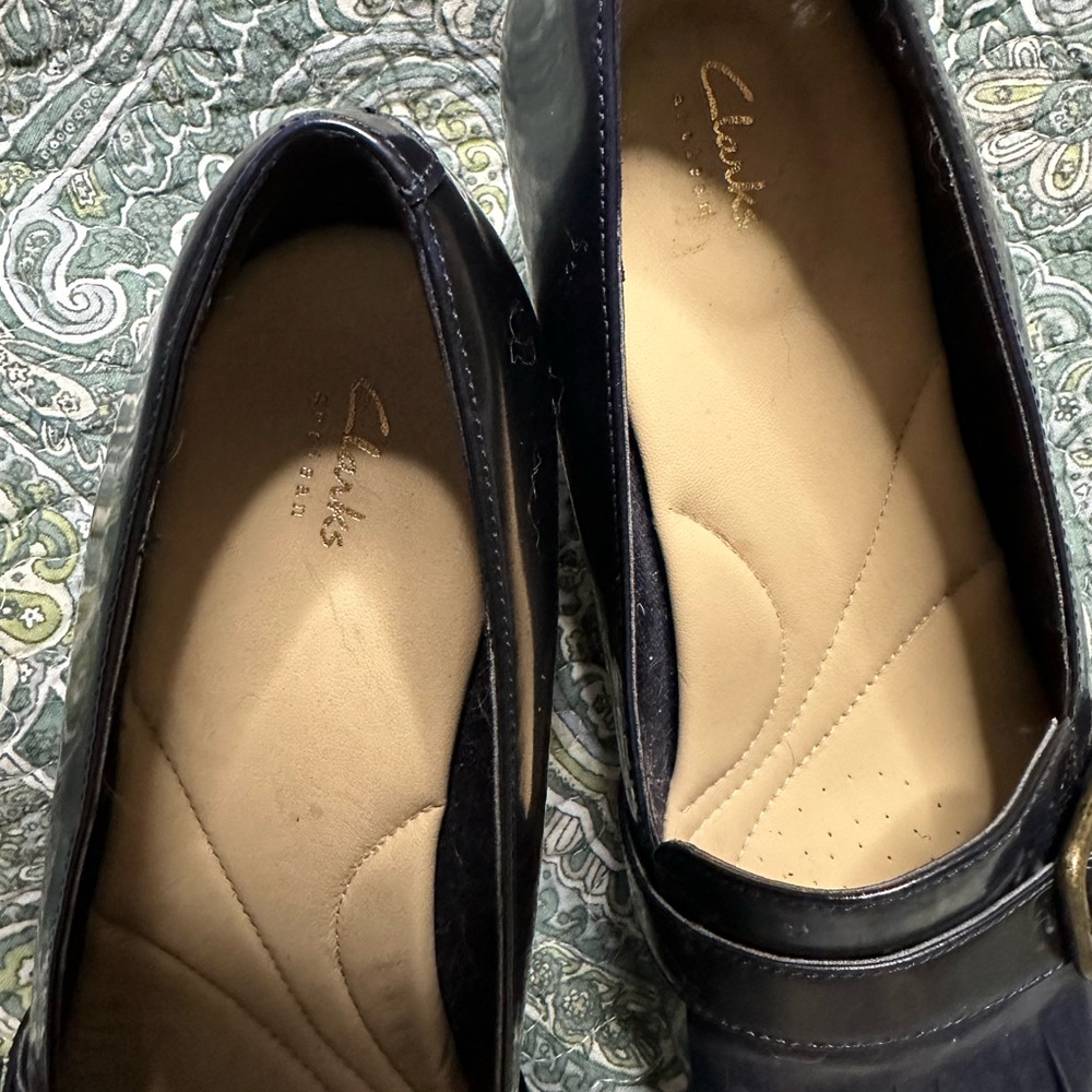 Clark’s 7.5M Women’s Navy shoes. Leather upper with kilt detail, buckle strap. - Picture 3 of 5